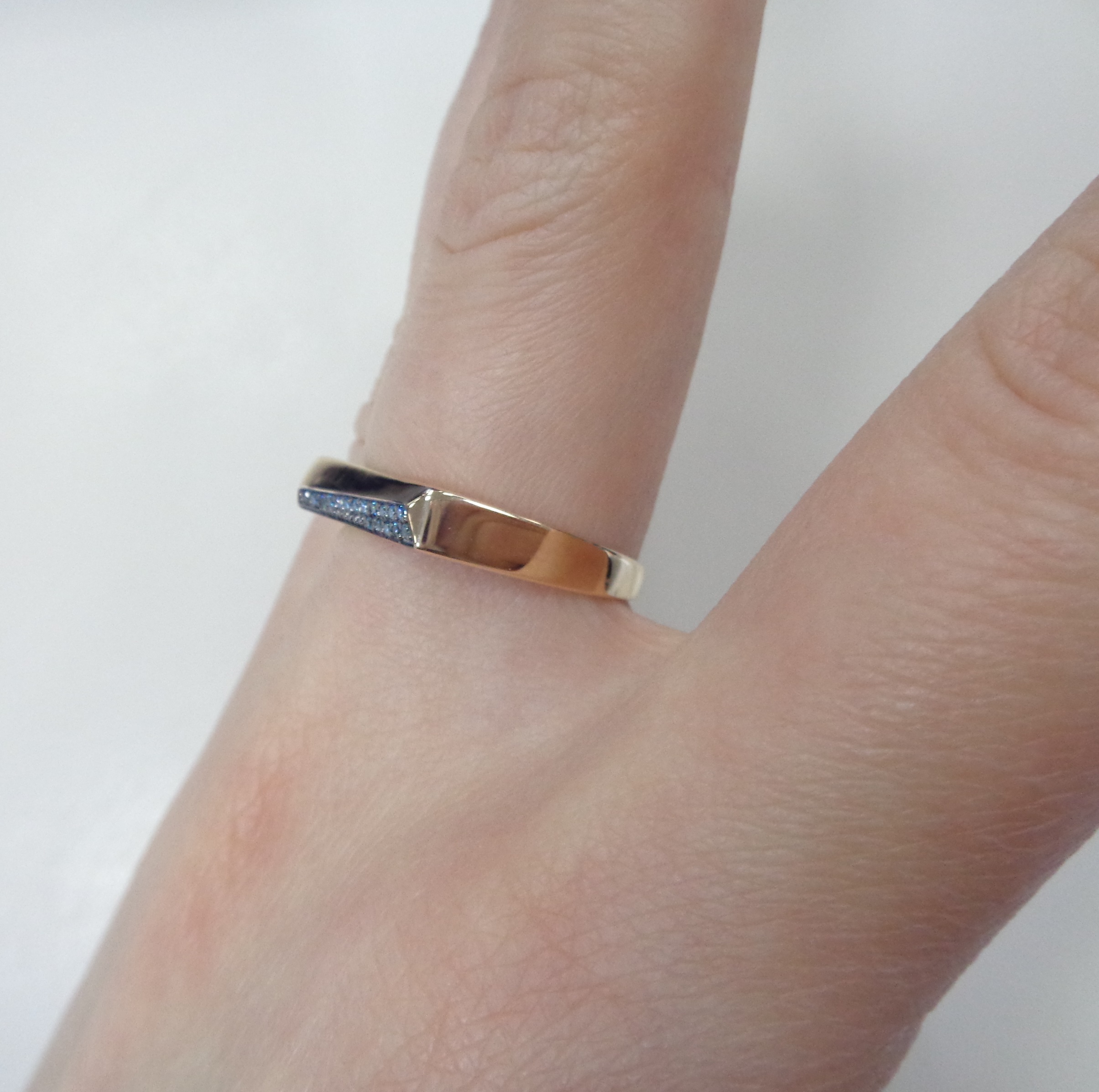 Кольцо из золота с голубыми бриллиантами